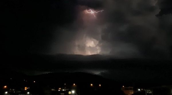 Moradores registram raios no céu de Guaçuí por Internauta