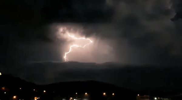 Os raios foram registrados na noite desta quarta-feira (31)