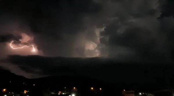 Moradores registram raios no céu de Guaçuí por Internauta