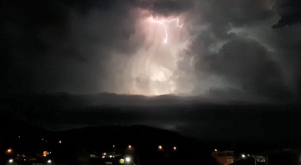 Moradores registram raios no céu de Guaçuí por Internauta