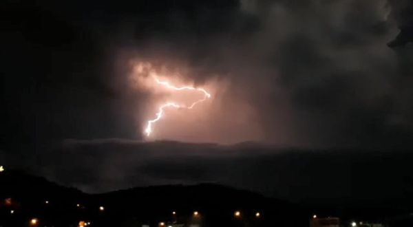 Moradores registram raios no céu de Guaçuí por Internauta