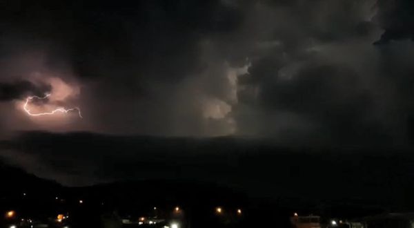 Moradores registram raios no céu de Guaçuí por Internauta