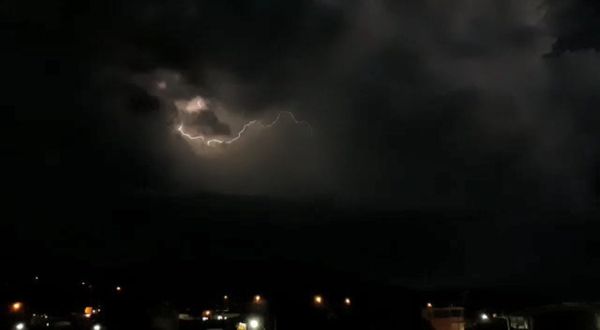 Moradores registram raios no céu de Guaçuí por Internauta