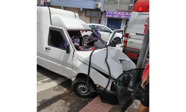 O motorista do veículo perdeu o controle e se chocou contra um poste em Itapuã
