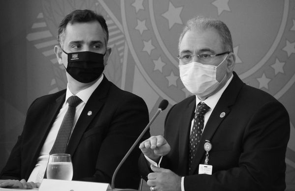 O presidente do Senado, Rodrigo Pacheco, e o ministro da Saúde, Marcelo Queiroga, em primeira reunião do Comitê de Coordenação Nacional para Enfrentamento da Pandemia