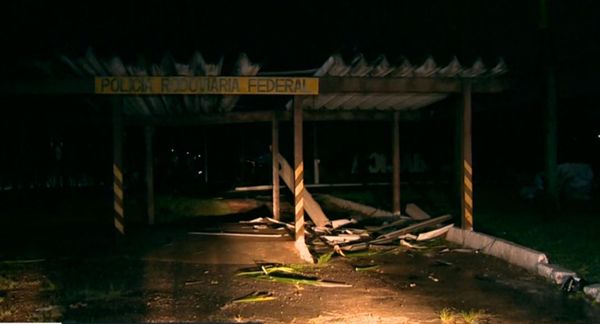 Posto de apoio da PRF na BR 262, em Jardim América, Cariacica, ficou destruído após temporal por Reprodução/TV Gazeta