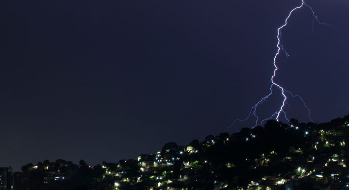 O levantamento aponta que o município do Estado onde houve maior incidência de descargas elétricas foi Ecoporanga, no Norte capixaba, com um somatório de 34.740 raios