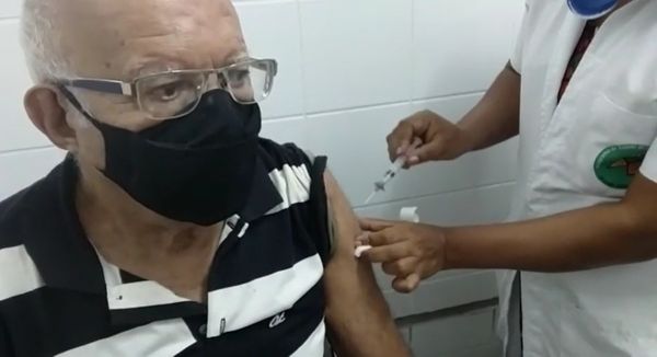 Idoso tomando vacina, família acusa servidora de não aplicar o imunizante