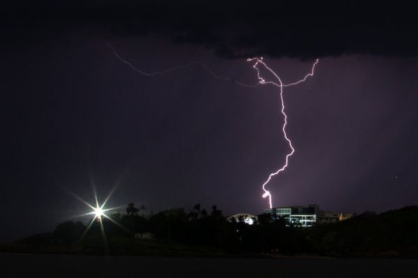 Raios durante tempestades no Espírito Santo