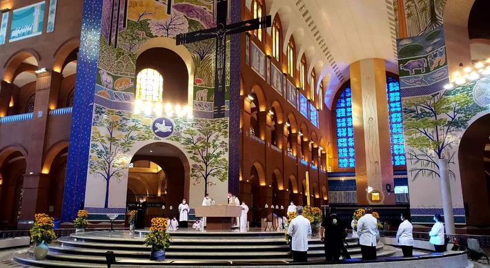 Com capacidade para abrigar 35 mil pessoas, a basílica receberá no máximo mil pessoas em cada uma das três missas da Páscoa