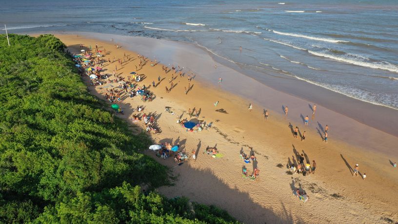 Mesmo com a quarentena decretada pelo Governo, banhistas foram à Praia de Manguinhos no domingo (04) de Páscoa. 