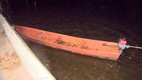 Barco virou e quatro passageiros caíram na água, em Vitória. Jovem de 20 anos desapareceu.