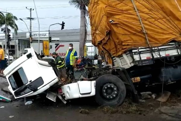 Cabine de caminhão ficou destruída