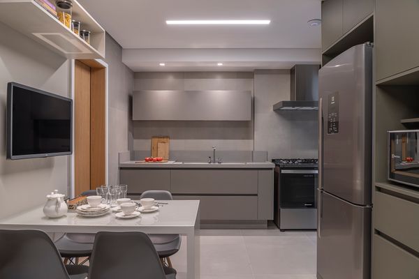 Na cozinha, a dica é investir nos porcelanatos acetinados devido a praticidade na hora de limpar.  por Carina Dal Fabbro Arquitetura
