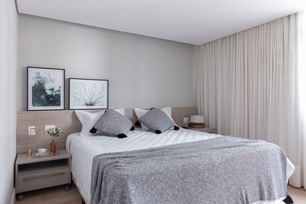 Para aumentar a sensação de aconchego no quarto, uma dica é adotar revestimentos com pinturas aveludadas na cabeceira da cama. por Carina Dal Fabbro Arquitetura