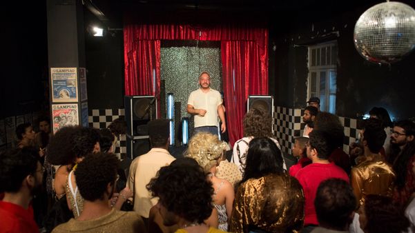 Rodrigo de Oliveira nos bastidores de seu novo longa rodado em Vitória, 