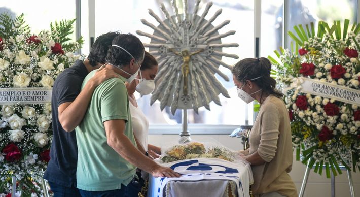 Devido às restrições impostas pela pandemia de Covid-19, as cerimônias de despedida foram restritas à família