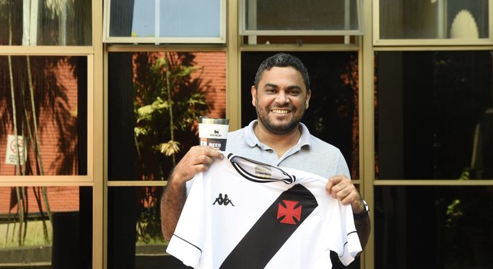Apostando em jogadores do rival Flamengo e muitas vez contra o time do coração, o administrador Eber Marcolano, de 43 anos, superou os mais de 1,3 mil cartoleiros da Liga e ganhou uma camisa do Vasco e um supercopo térmico