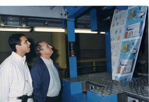 Café e Cariê Lindenberg observando a impressão de um exemplar do jornal A Gazeta em 1999