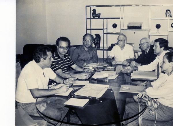 Cariê (primeiro à esquerda) na Comissão O Espirito na Constituinte, reunida na Rede Gazeta em 1985  por José A. Magnago / Arquivo AG