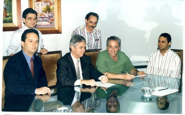 13-10-1996 - Carlos Fernando Lindenberg Filho (Cariê) assinando o contrato de compra da impressora - Foto Gildo Loyola por Gildo Loyola 