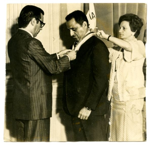 Carlos Fernando Lindenberg Filho (Cariê) recebe comenda no Palácio Anchieta, em 1979 por Acervo A Gazeta