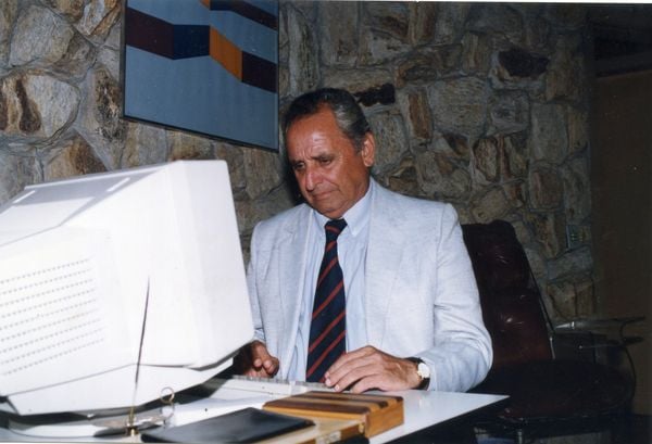 Carlos Fernando Lindenberg Filho, o Cariê, durante o trabalho, em retrato de 1996 por Arquivo