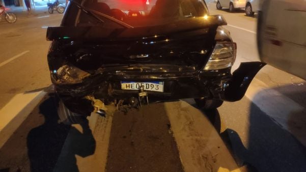A colisão traseira aconteceu, por volta das 23h, enquanto um veículo aguardava no semáforo, da avenida Beira Rio