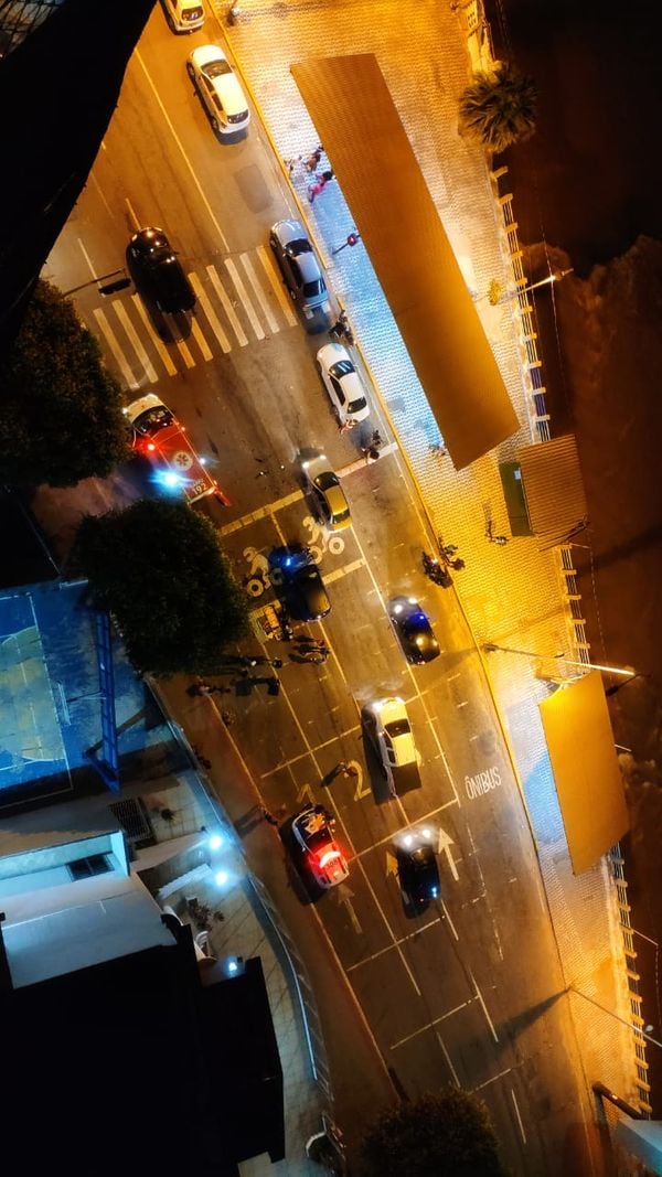 A colisão traseira aconteceu, por volta das 23h, enquanto um veículo aguardava no semáforo, da avenida Beira Rio