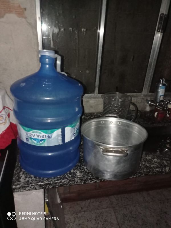 Família compra um galão por dia para tentar contornar a falta de água que já dura quase uma semana em distrito de Santa Isabel, em Domingos Martins por Geania Cordeiro