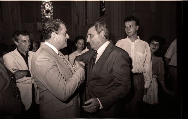 Governador Max Mauro cumprimentando Carlos Fernando Monteiro Lindenberg Filho (Cariê) na Missa de sétimo dia de Carlos Fernando Monteiro Lindenberg na Catedral Metropolitana, 1991 por Nestor Muller