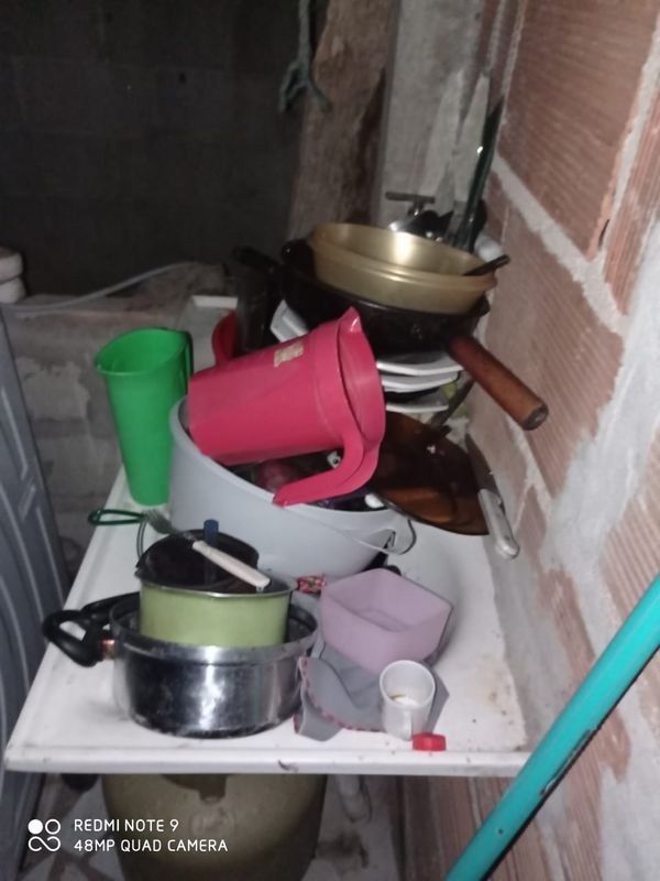 Louças se acumulam nas casas de quem vive em Santa Isabel, distrito de Domingos Martins por Geania Cordeiro