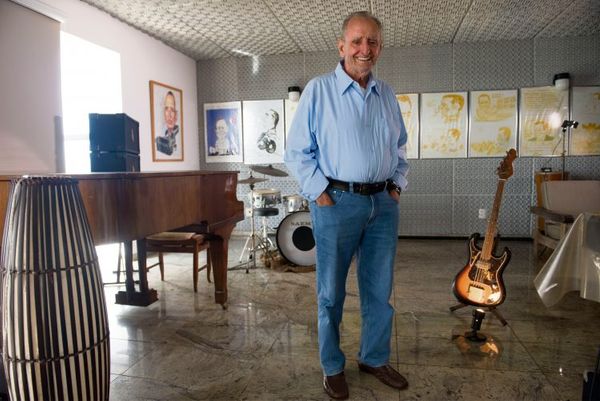 O empresário, escritor e músico Carlos Fernando Monteiro Lindenberg Filho, o Cariê Lindenberg, posa na sala de música de sua casa, na Ilha do Frade, em Vitória