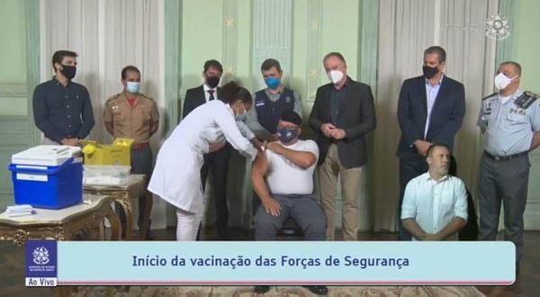 Sargento de Souza, da Polícia Militar foi o primeiro profissional de segurança pública a receber a vacina