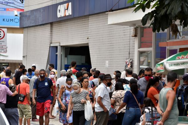  Filas gigantes nos bancos de Campo Grande, marcaram a quarta-feira de comércio aberto na Grande Vitória por Fernando Madeira