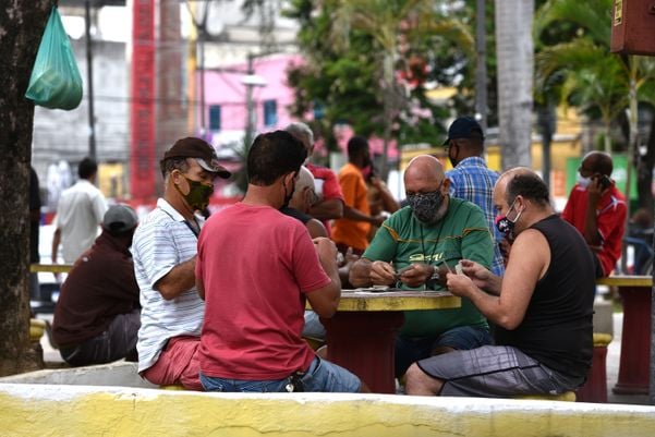  Filas gigantes nos bancos de Campo Grande, marcaram a quarta-feira de comércio aberto na Grande Vitória por Fernando Madeira