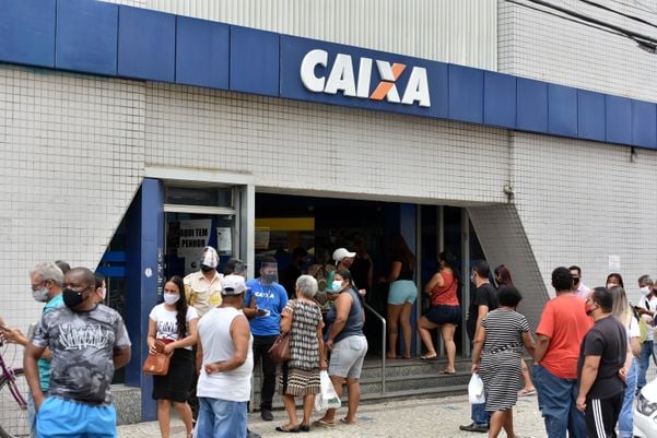  Filas gigantes nos bancos de Campo Grande, marcaram a quarta-feira de comércio aberto na Grande Vitória por Fernando Madeira