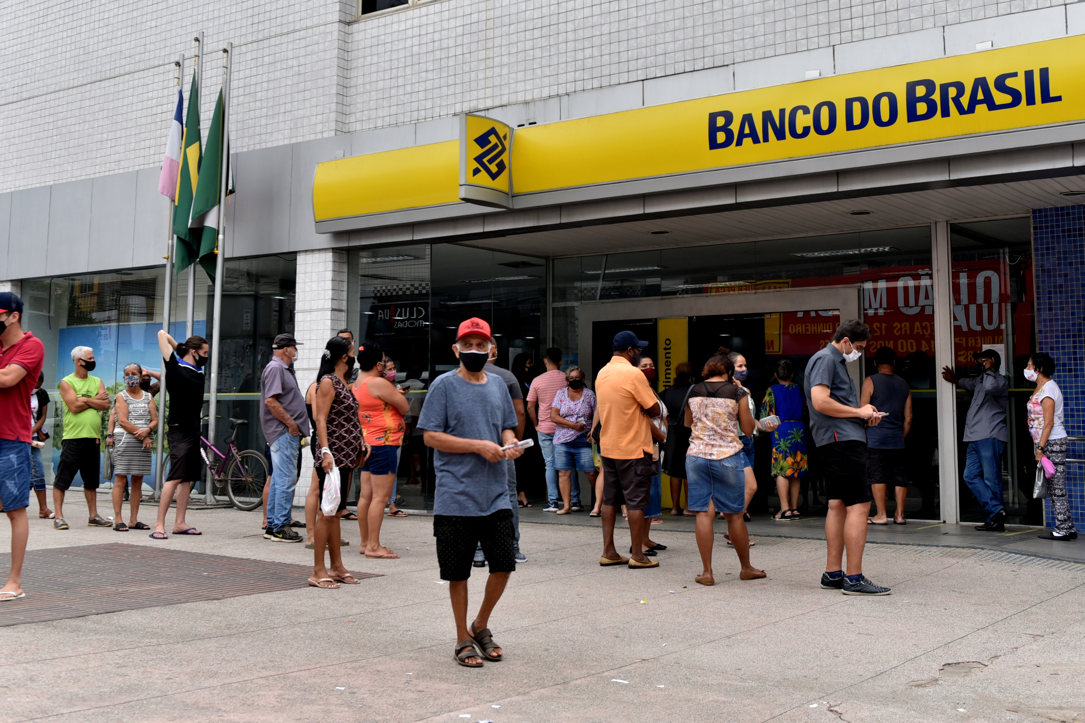  Filas gigantes nos bancos de Campo Grande, marcaram a quarta-feira de comércio aberto na Grande Vitória