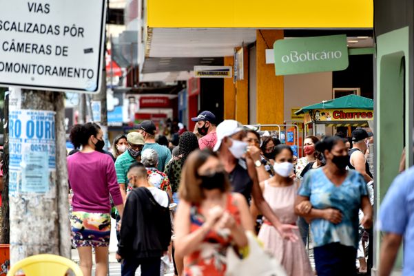 Ruas cheias em Campo Grande no primeiro dia comércio aberto na Grande Vitória após a quarentena por Fernando Madeira