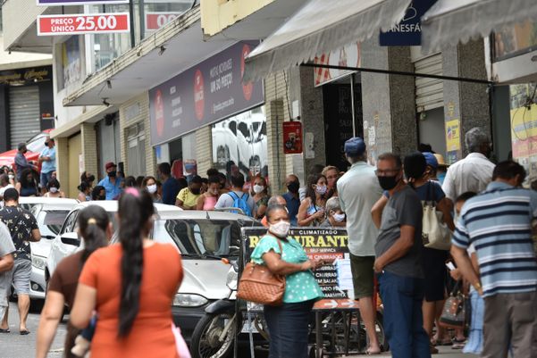 Ruas cheias em Campo Grande no primeiro dia comércio aberto na Grande Vitória após a quarentena por Fernando Madeira
