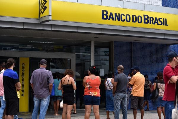  Filas gigantes nos bancos de Campo Grande, marcaram a quarta-feira de comércio aberto na Grande Vitória por Fernando Madeira