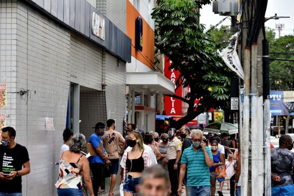  Filas gigantes nos bancos de Campo Grande, marcaram a quarta-feira de comércio aberto na Grande Vitória por Fernando Madeira