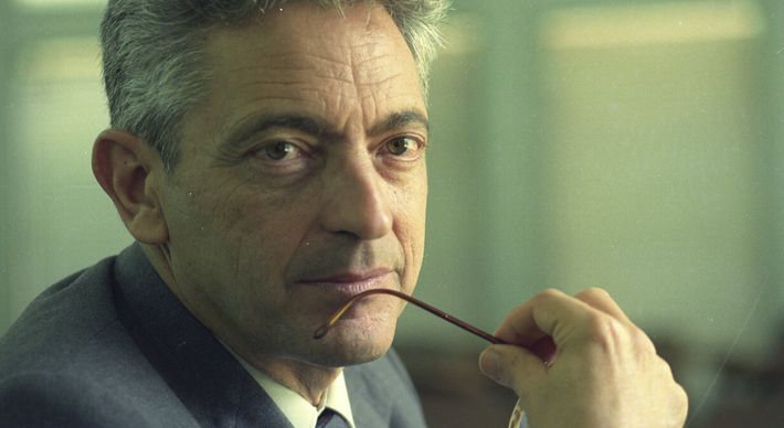 Professor emérito da USP e membro da Academia Brasileira de Letras, ele foi autor de obras de referência, como 'História Concisa da Literatura Brasileira'