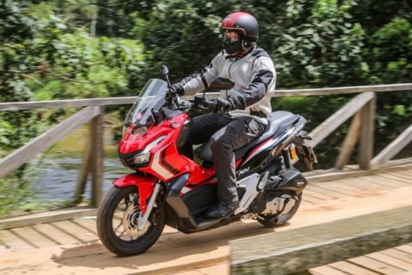 A Honda ADV conta com para-brisa ajustável em dois níveis e há espaço para 27 litros sob o assento .