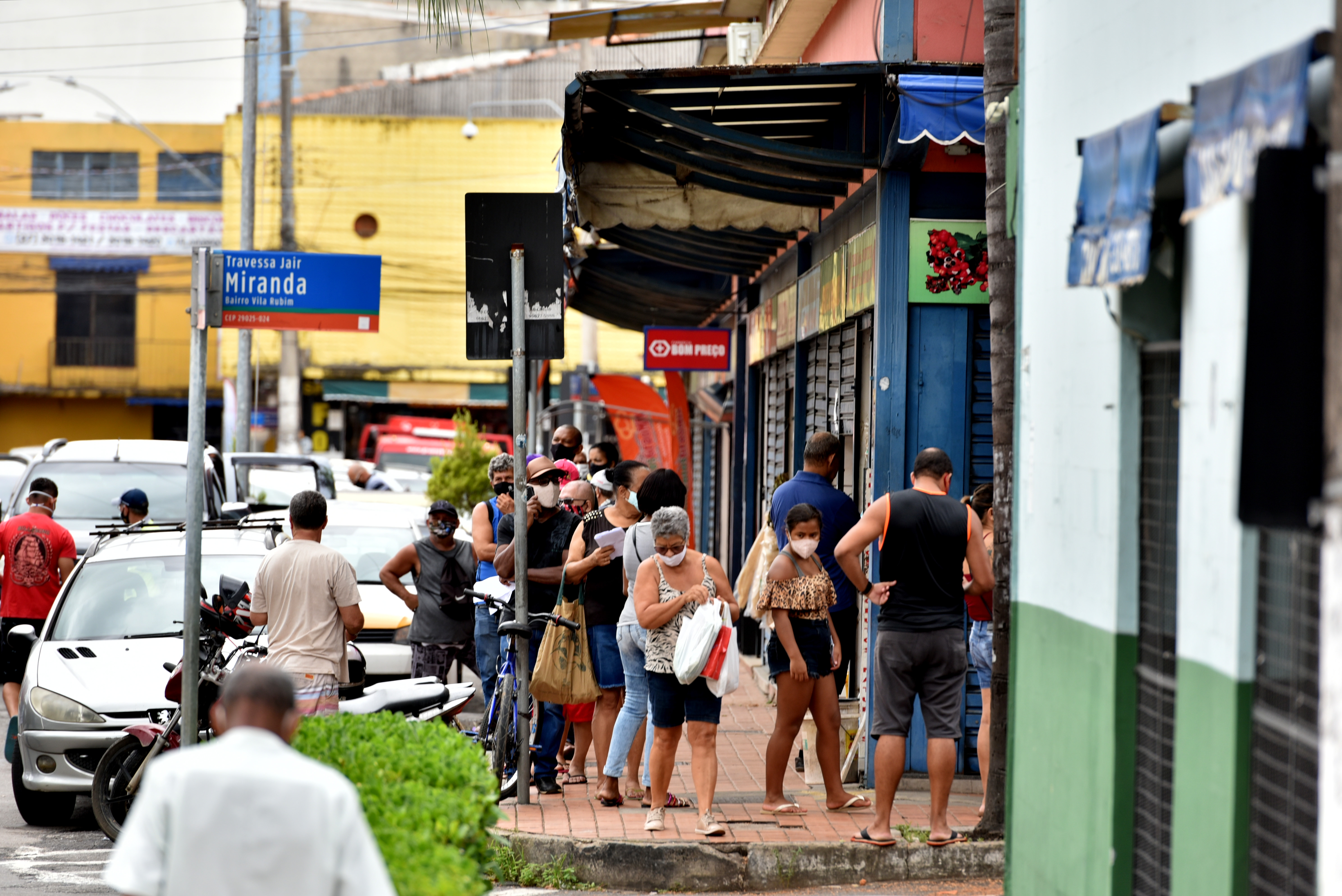 Data: 07/04/2021 - ES - Vitória - Filas gigante na Lotéria da Vila Rubim, marcaram a quarta-feira de comércio aberto na Grande Vitória