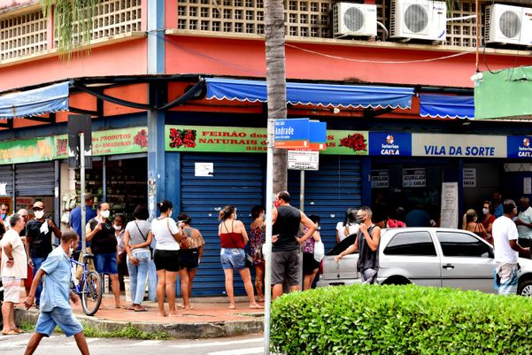 Fila gigante na Lotérica da Vila Rubim, marcaram a quarta-feira de comércio aberto na Grande Vitória por Fernando Madeira
