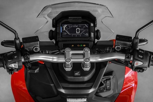 Entre os itens da Honda ADV está o painel digital com computador de bordo.