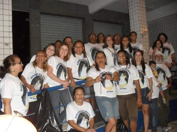 Equipe de voluntários em momento de união e agradecimento.