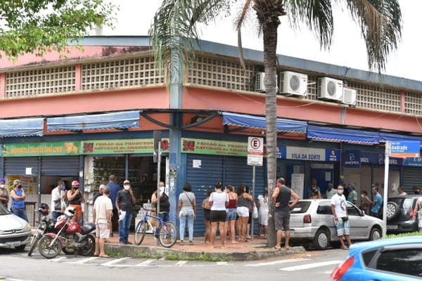 Fila para atendimento em casa lotérica da Vila Rubim, em Vitória