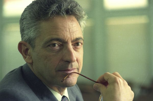 O ensaísta e crítico literário Alfredo Bosi, em 1992